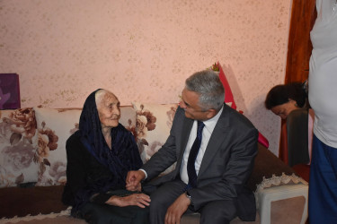 İcra başçısı 100 illik yubileyi münasibətilə İmişli rayonunun Qaralar kənd sakinini evində ziyarət edib