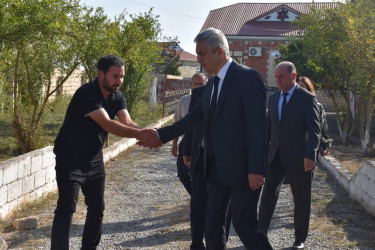 İcra başçısı şəhid ailələrini və müalicədən qayıdan qazimizi evində ziyarət edib