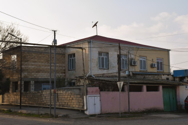 İmişli şəhərində çoxmənzilli yaşayış binalarının dam örtüklərinin  yenilənməsi davam etdirilməkdədir