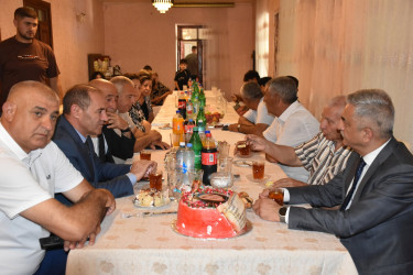 İcra başçısı 100 illik yubileyi münasibətilə İmişli rayonunun Qaralar kənd sakinini evində ziyarət edib