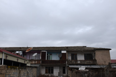 İmişli şəhərində çoxmənzilli yaşayış binalarının dam örtükləri yenilənir