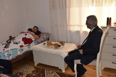 İcra başçısı şəhid ailələrini və müalicədən qayıdan qazimizi evində ziyarət edib