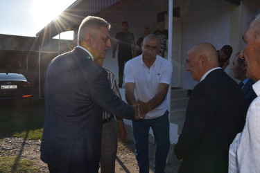 İcra başçısı 100 illik yubileyi münasibətilə İmişli rayonunun Qaralar kənd sakinini evində ziyarət edib