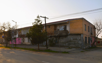 Daha bir çoxmənzilli yaşayış binasının dam örtüyü yenilənib