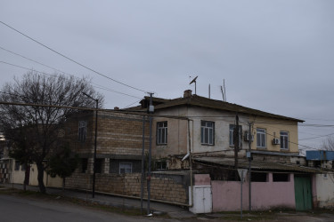 İmişli şəhərində çoxmənzilli yaşayış binalarının dam örtüklərinin  yenilənməsi davam etdirilməkdədir