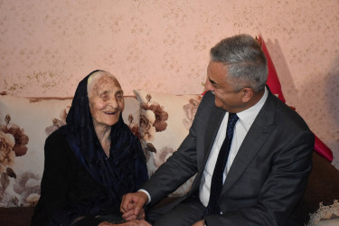 İcra başçısı 100 illik yubileyi münasibətilə İmişli rayonunun Qaralar kənd sakinini evində ziyarət edib